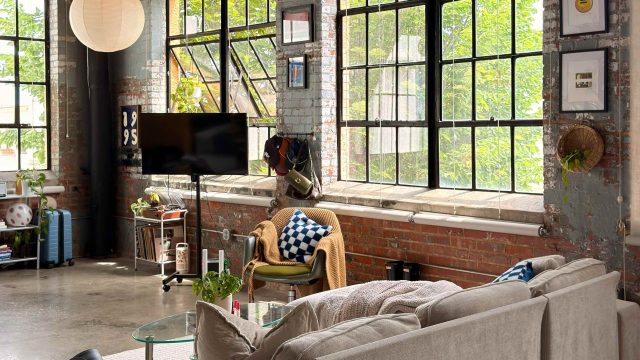 Transforming an Industrial Space: A Cozy Haven Inspired by Nostalgia